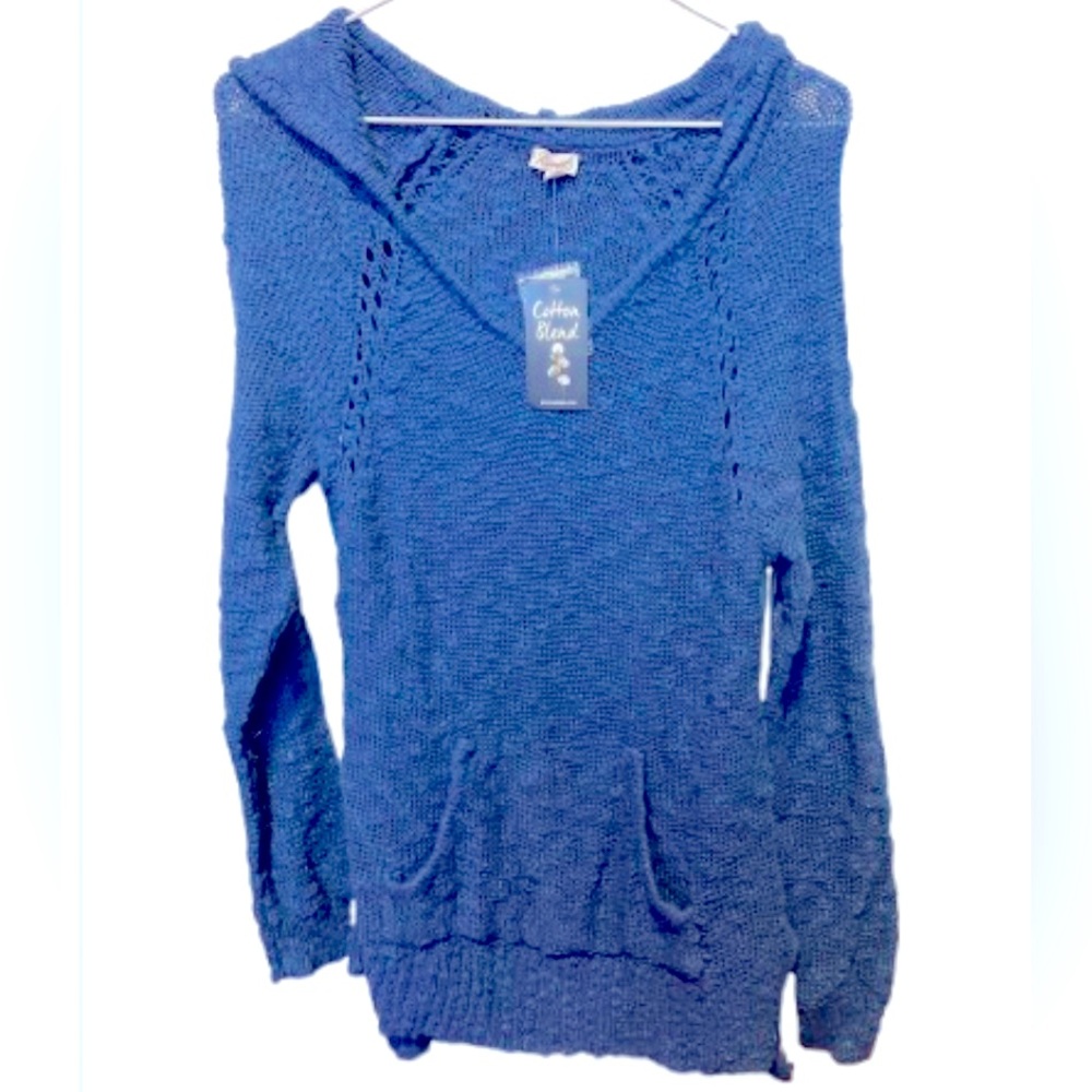 Light hooded knitted sweater
